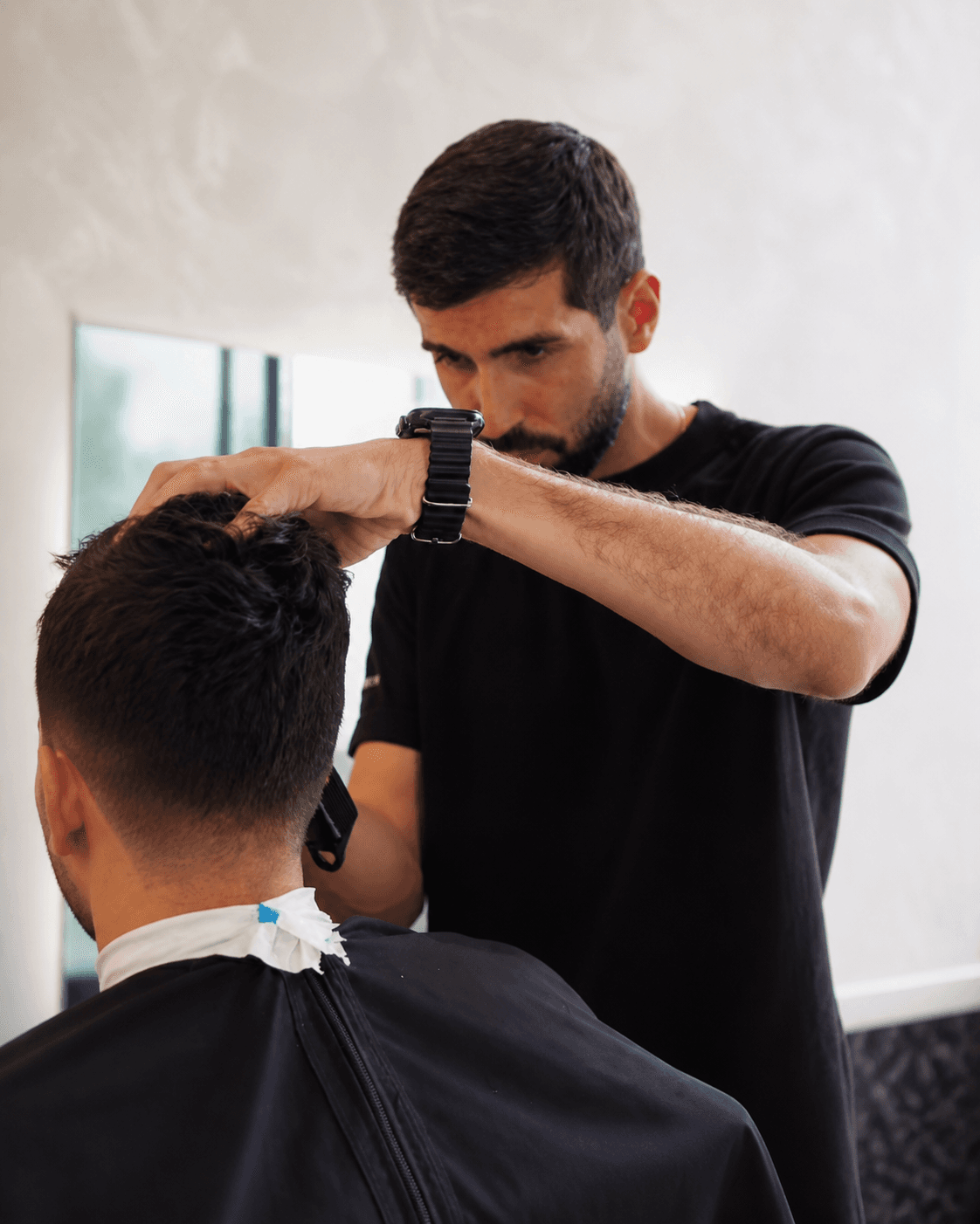 Barbeiro da EVOLUT BARBER trabalhando em um corte real