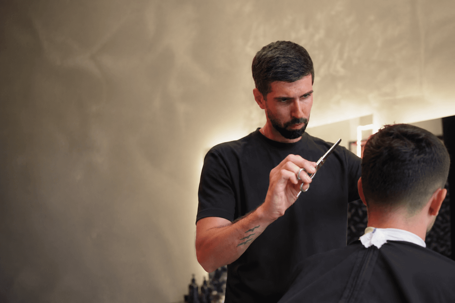 Barbeiro da EVOLUT BARBER finalizando um corte real
